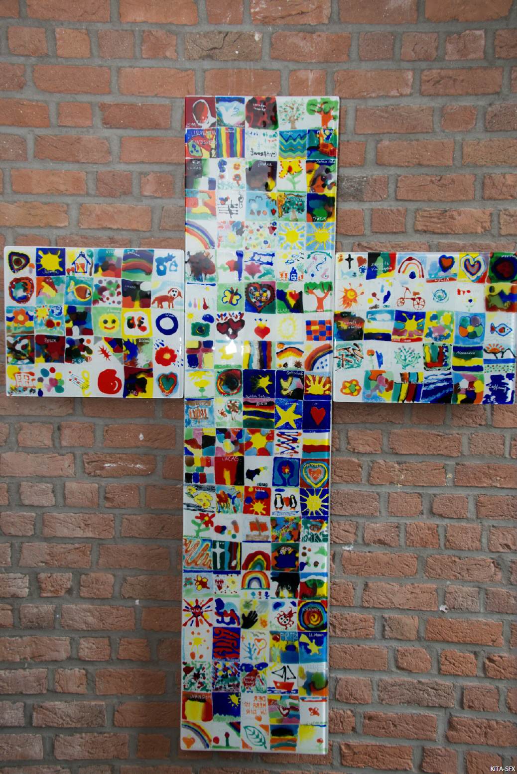 170 kleine Glasbilder zu einem Kreuz gestaltet